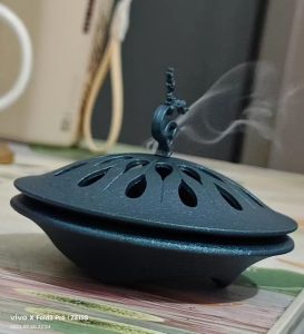 Japanese Style Blue and Black Alloy Lotus and Deer Cone Incense Burner Holder for Sale photo review