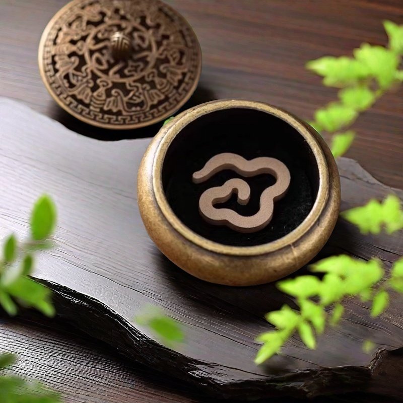 Auspicious Clouds Shaped Vietnamese Pure Nha Trang Agarwood Coiled Incense Auspicious Clouds Shaped Vietnamese Pure Nha Trang Agarwood Coiled Incense