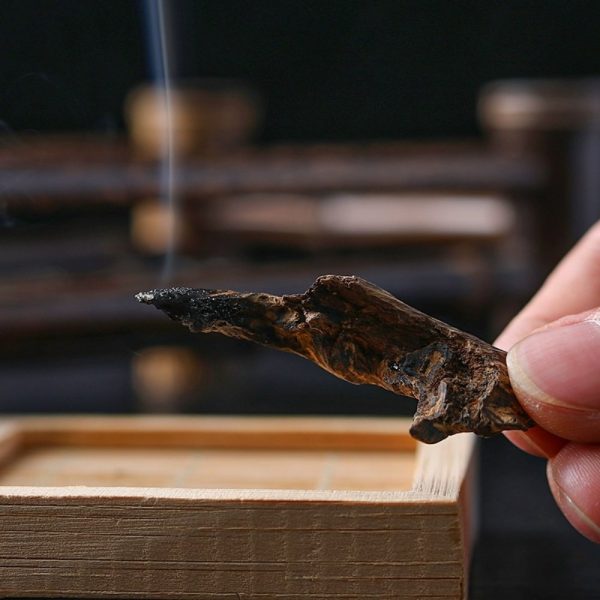 Best 7A Grade Nature Aromatic Oud Wood Agarwood Chips for Burning