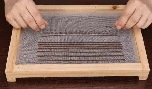 the process of trimming incense sticks